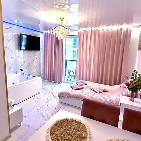 Jacuzzi Bliss By The Motlawa Гданьск