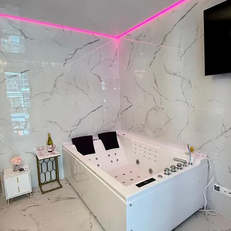 Jacuzzi Bliss By The Motlawa * 格但斯克