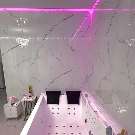 Jacuzzi Bliss By The Motlawa * 格但斯克