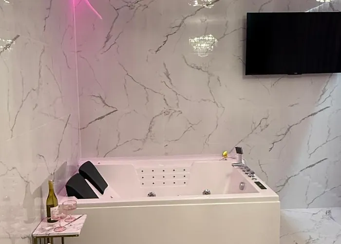 Jacuzzi Bliss By The Motlawa غدانسك