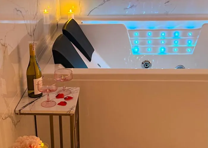 Jacuzzi Bliss By The Motlawa شقة غدانسك